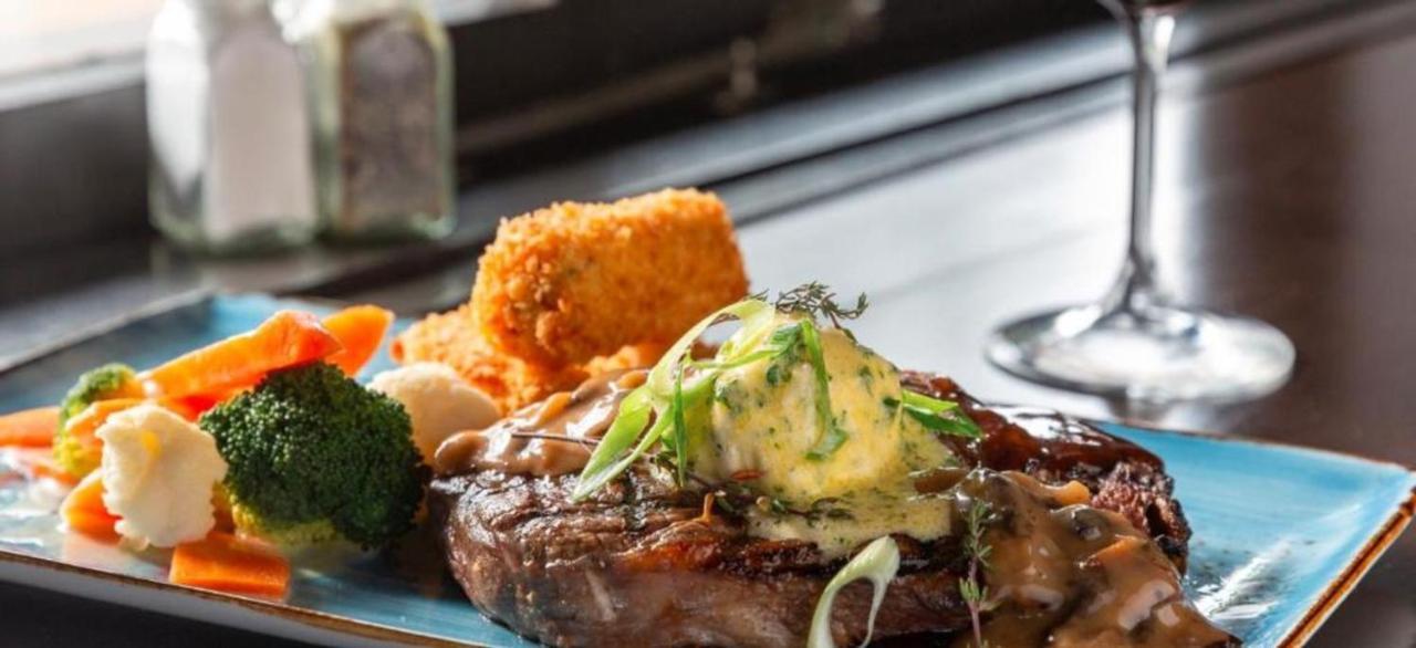 The Bealey Quarter Motel ไครสต์เชิร์ช ภายนอก รูปภาพ A steak with a side of vegetables and a baked potato