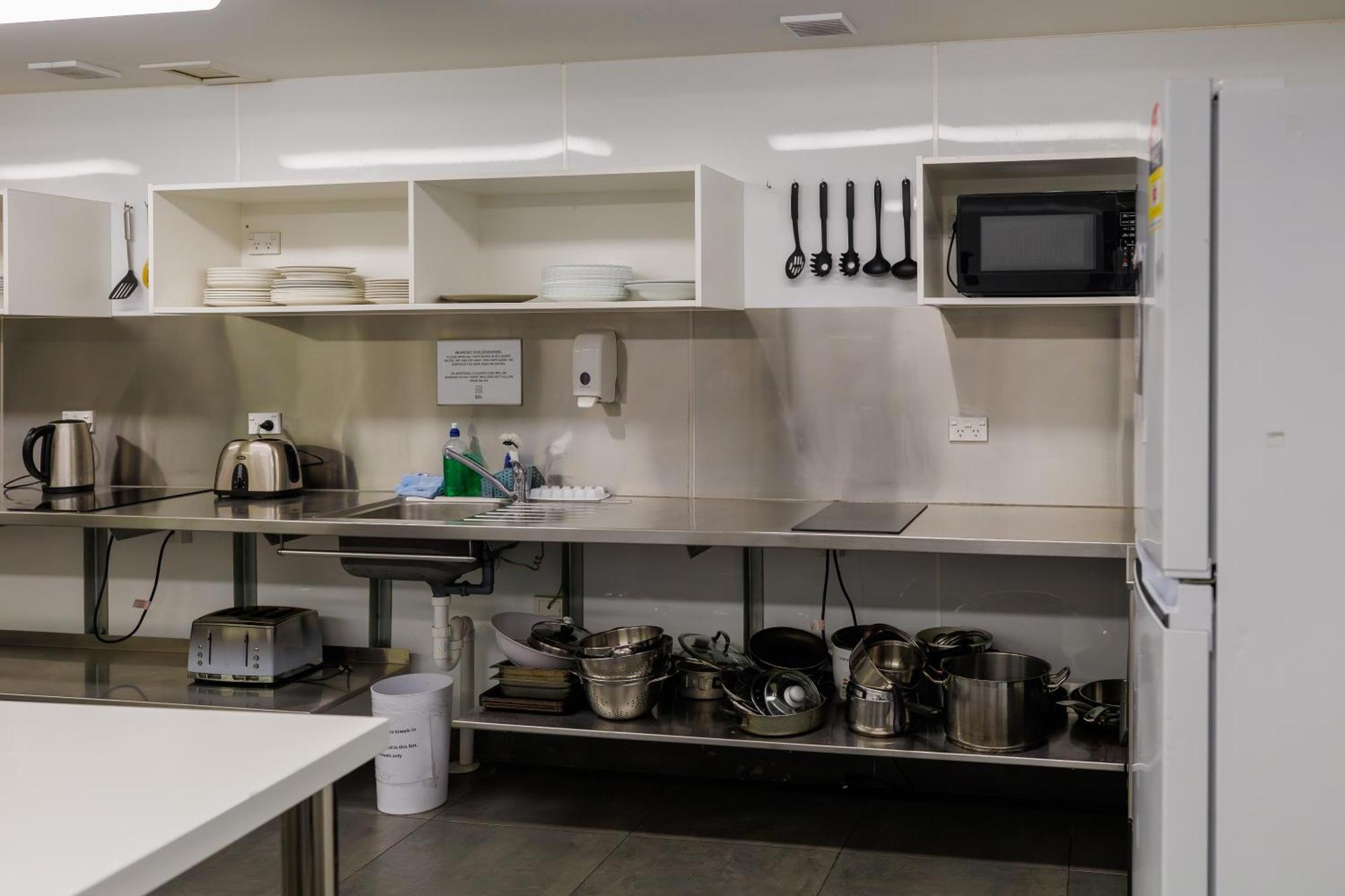 The Bealey Quarter Motel ไครสต์เชิร์ช ภายนอก รูปภาพ A commercial kitchen