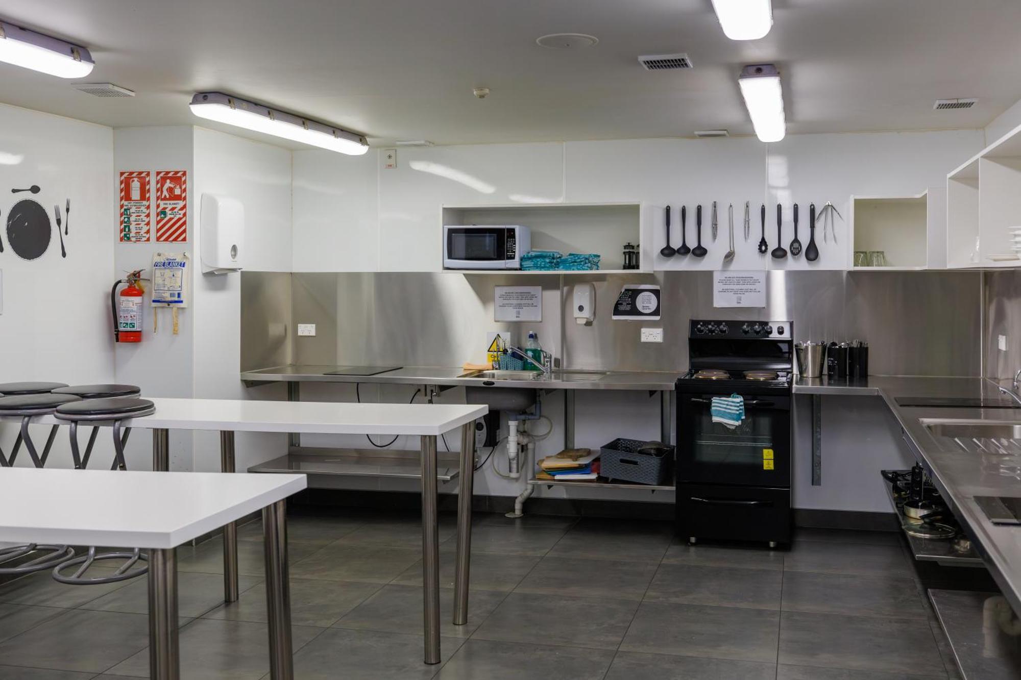 The Bealey Quarter Motel ไครสต์เชิร์ช ภายนอก รูปภาพ The kitchen at the station