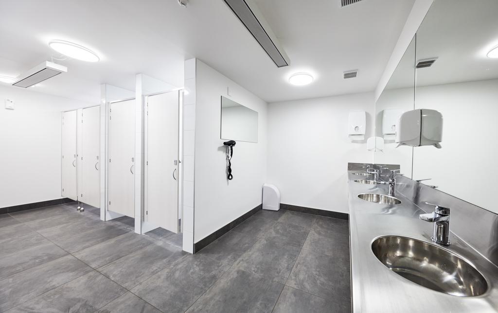 The Bealey Quarter Motel ไครสต์เชิร์ช ภายนอก รูปภาพ The changing rooms at the National Training Centre